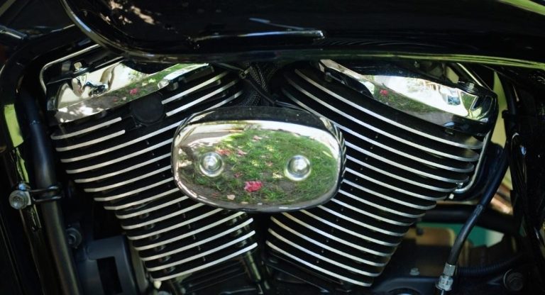 Gros plan sur un moteur bicylindre en V à ailettes et filtre à air chromé