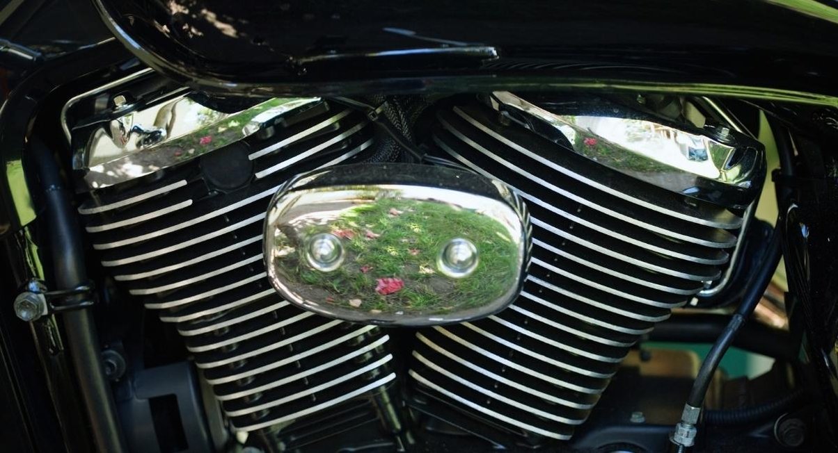 Gros plan sur un moteur bicylindre en V à ailettes et filtre à air chromé