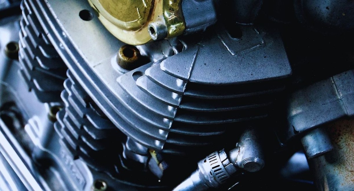 Gros plan sur le cylindre à ailettes d'un moteur de moto ancienne