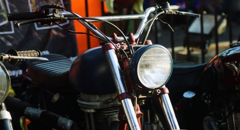 Moto scrambler vintage avec guidon haut et phare rond