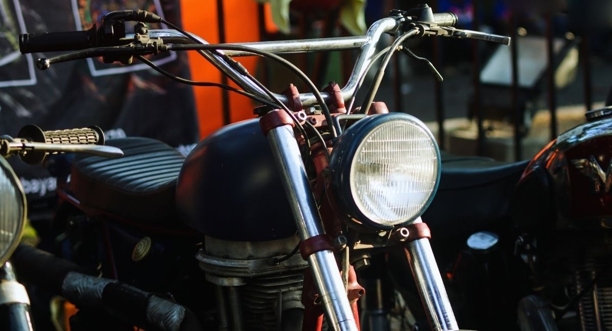 Moto scrambler vintage avec guidon haut et phare rond