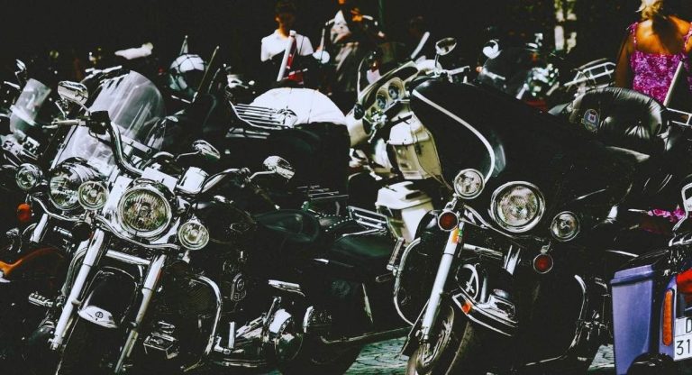 Rangée de grosses motos chromées à phares ronds garées côte à côte