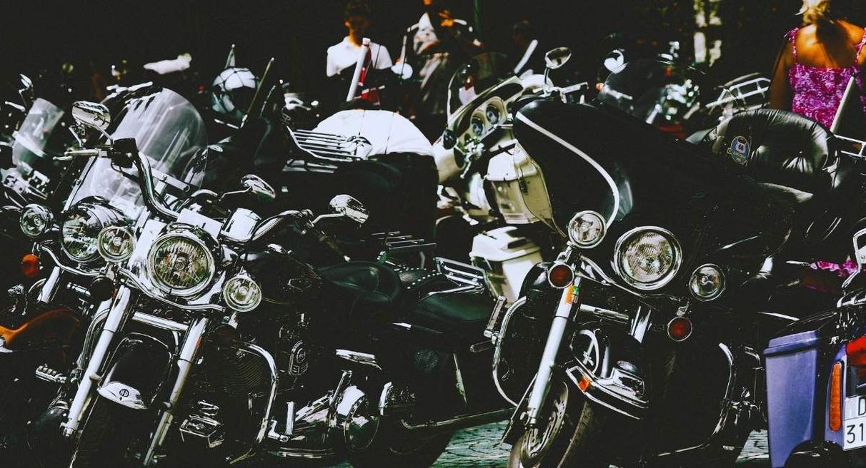 Rangée de grosses motos chromées à phares ronds garées côte à côte