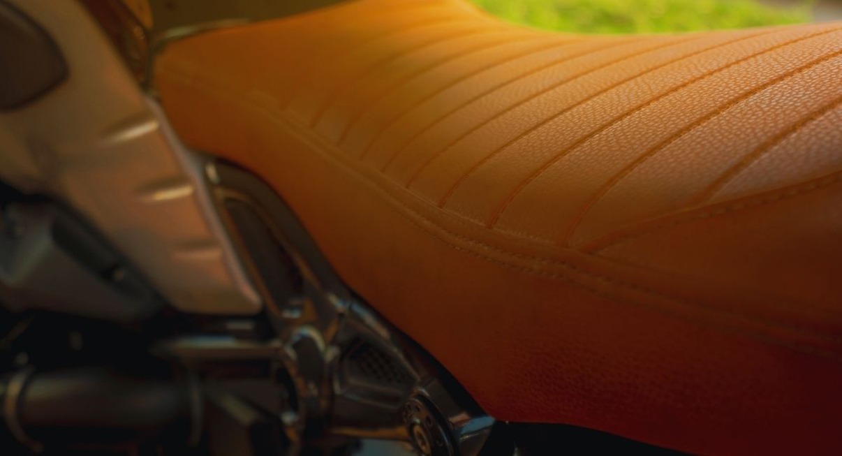 Selle de moto en cuir fauve surpiqué de style vintage en gros plan